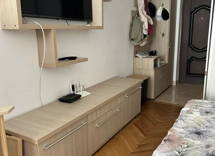 BRASADAS vinde garsoniera pe Ostrovului la etajul 1/4.