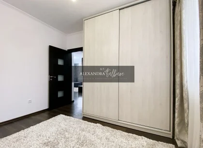 Apartament 3 camere, 2 balcoane, etaj intermediar, parcare.
