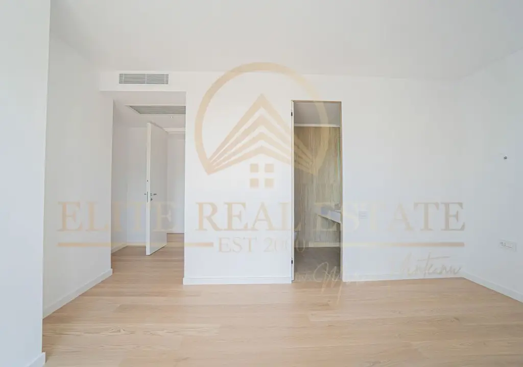 Stațiunea Mamaia - Vânzare apartament cu 4 camere, 3 bai cu vedere la mare.