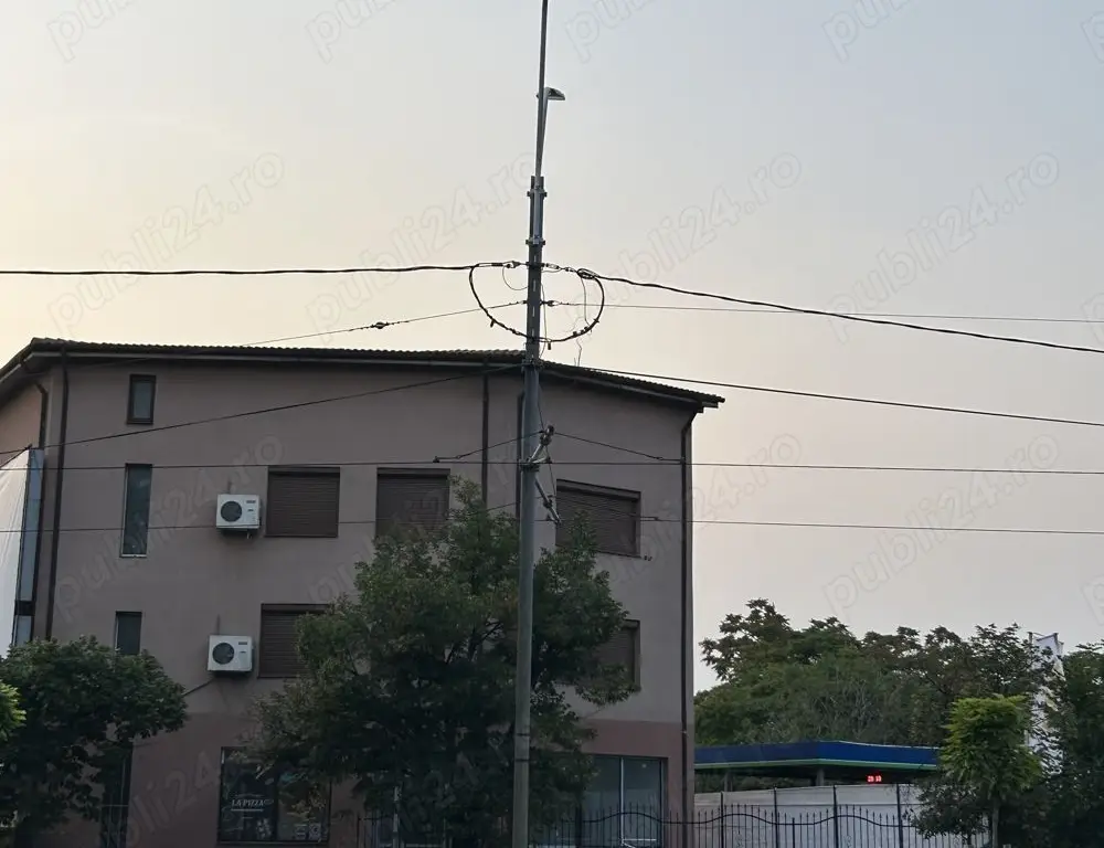 Cladire cu spatiu comercial stradal