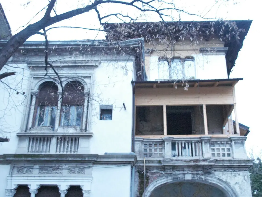 Vand 3 apartamente intr-o vila cu 1 etaj