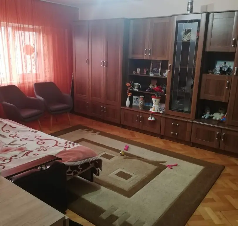 ageuropa.ro vinde ap 2 cam la etajul 4 în Carpați 2.