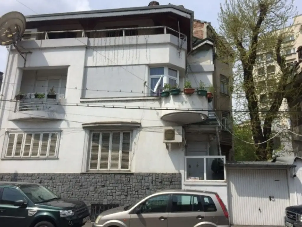 Vila - central in vecinatatea Palatului Parlamentului