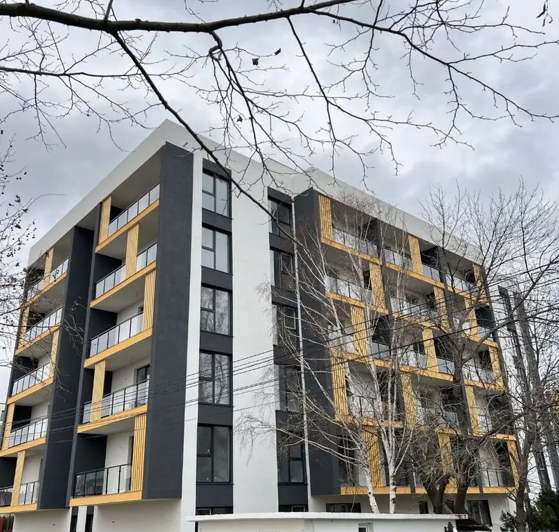 2 camere sptioase 70 mpc predare la Cheie