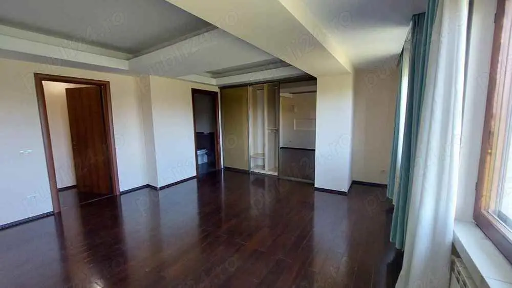 Vînzarea apartament 4 camere