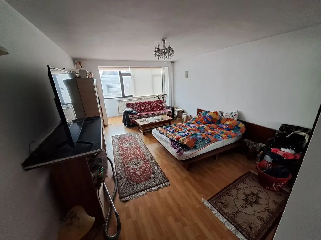 Vând casă cu demisol , parter + 2 etaje și teren în sector 4