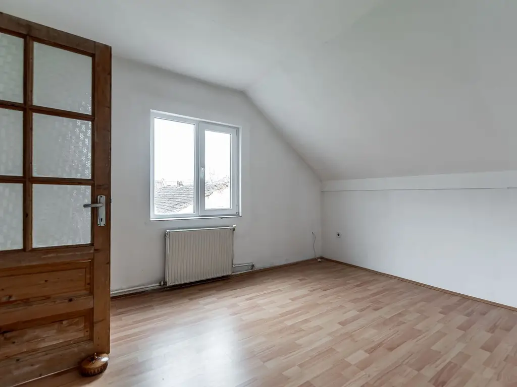 Casă construită în anul 2000, cu 5 camere Aradul Nou, Zona Tabacovici.