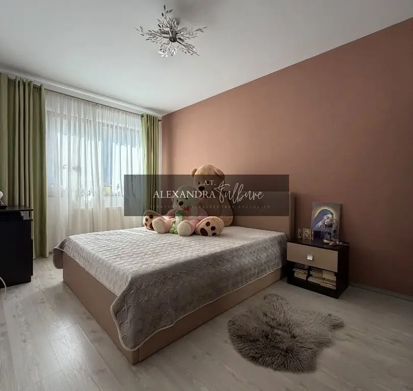 Apartament 3 camere, curte, boxa, parcare, Sub Cetate