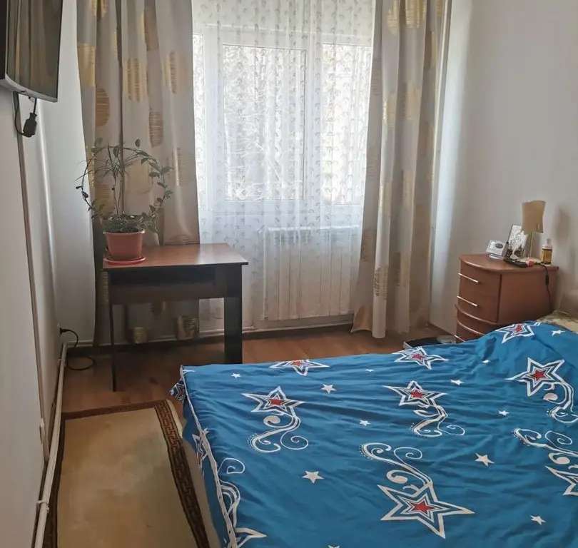Proprietar , vand apartament , 4 camere cu centrala termica , boxa si loc parcare adp