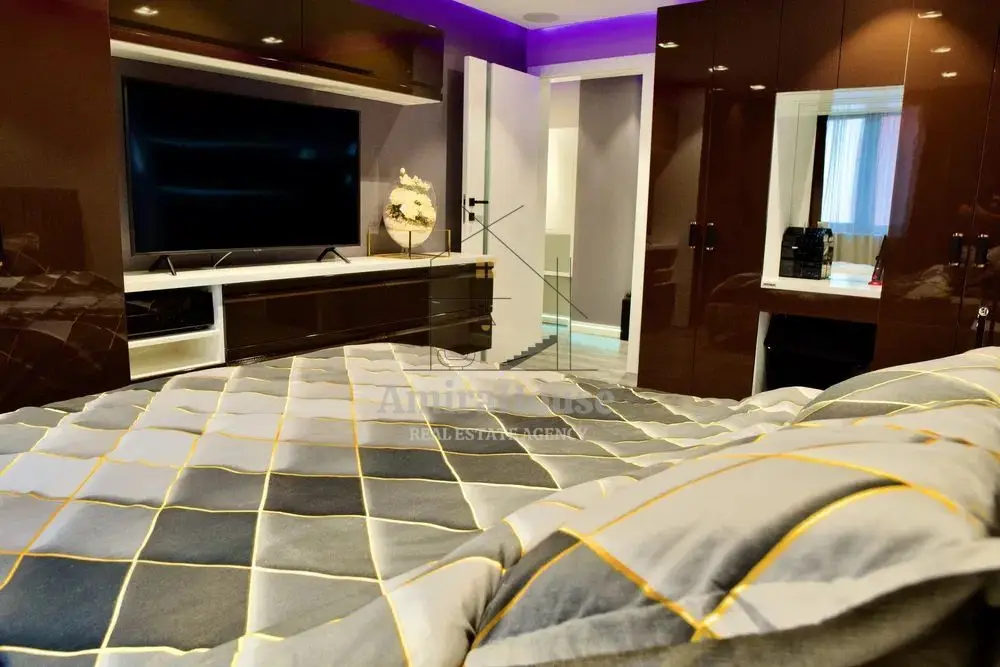 Apartament 3 camere tip Penthouse, 80 mp, 30 mp terasa, boxa, 2 parcari, Marasti