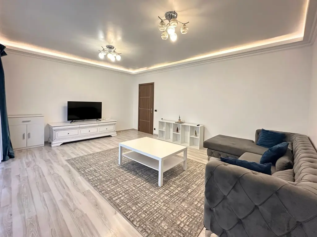 Vând apartament 3 camere 3 minute de Coresi complex ISARAN
