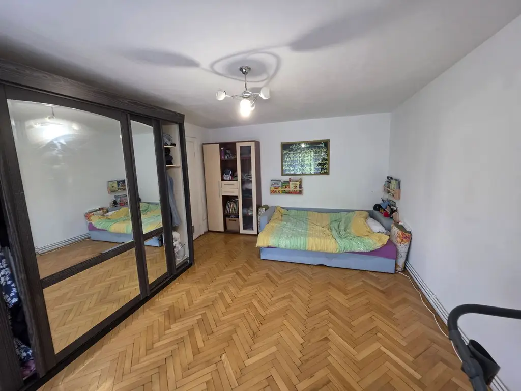Vand apartament cu 4 camere aproape de centru