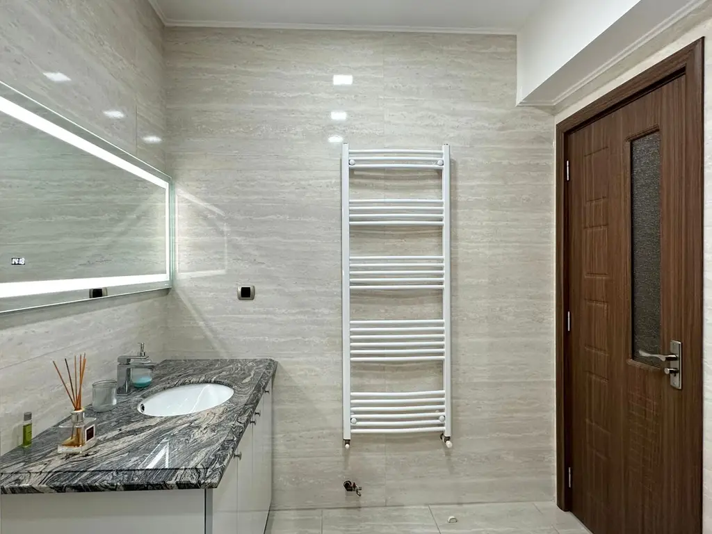 Vând apartament 3 camere 3 minute de Coresi complex ISARAN