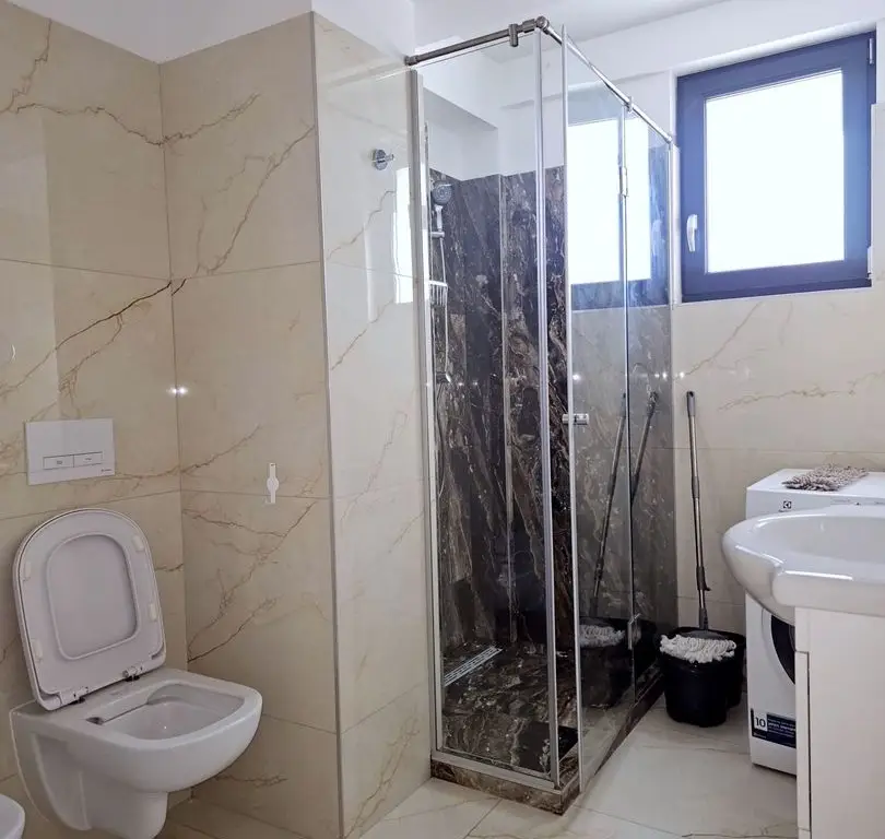 De vanzare - apartament cu 2 camere, Micro 17, bloc Roka - 139000 euro