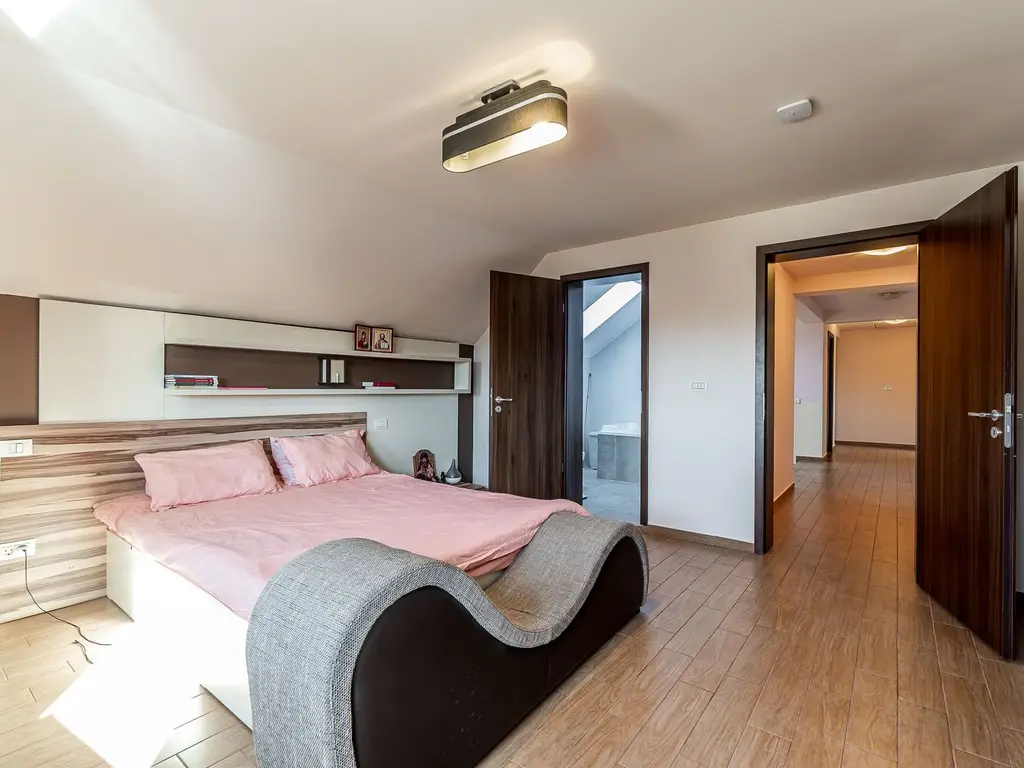 Casă cu5 camere, teren 720 mp, fotovoltaice 13 kW, Aradul Nou