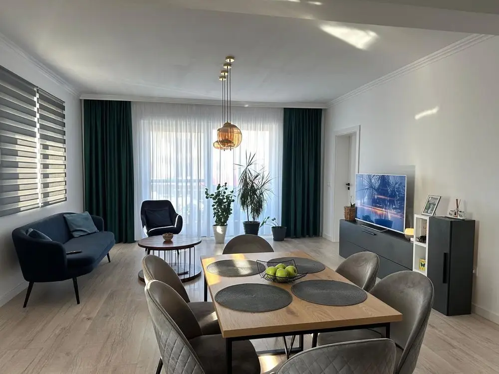 Vând apartament cu trei camere