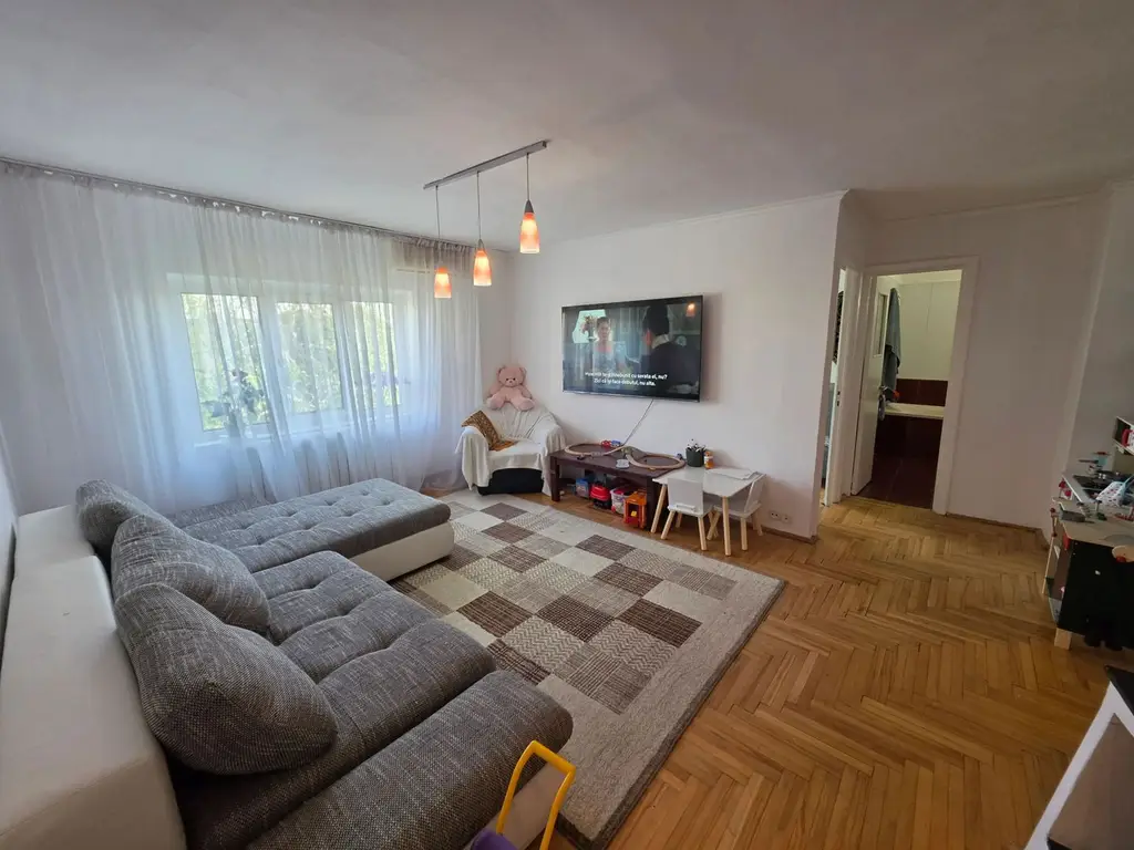 Vand apartament cu 4 camere aproape de centru