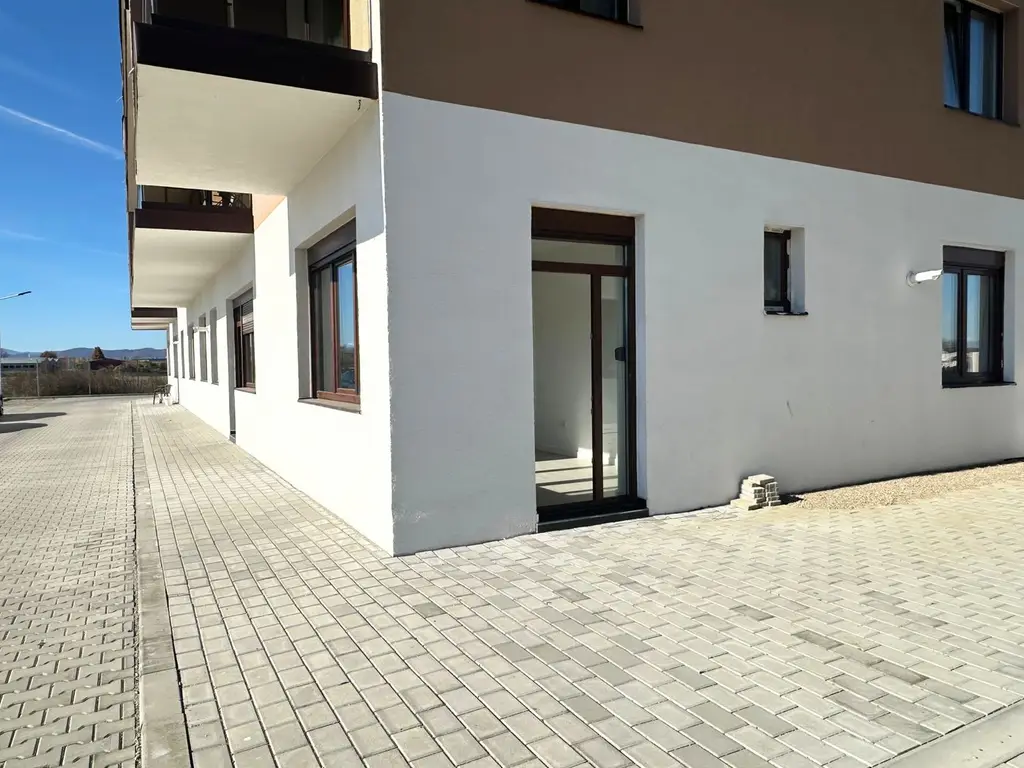 Apartament 2 camere 60 mp cu geam la baie lângă Paradisul Acvatic