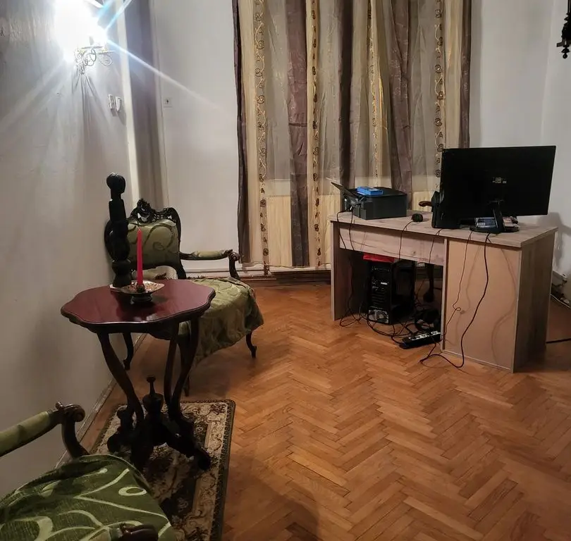 Vand apartament in vila