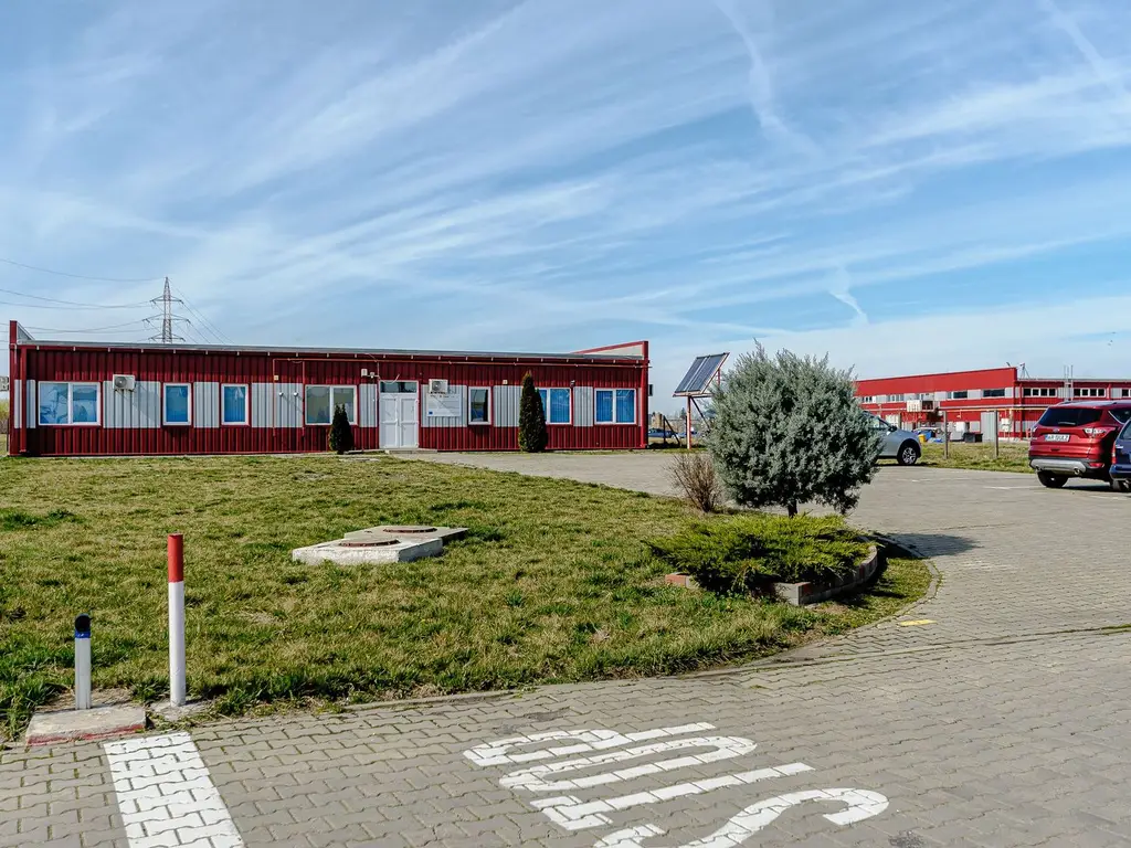 Clădire de birouri cu 12 parcări în incintă privată, UTA2, Arad