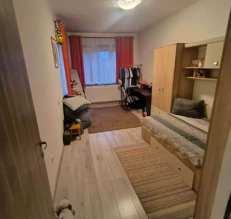 BRASADAS vinde apartament CENTRAL cu 4 camere la etajul 2.