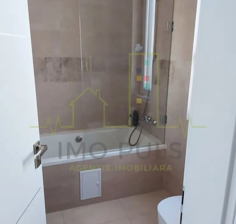 Apartament pe 3 nivele. Terasa 30 mp. 2 Balcoane. 2 Bai. Gradina