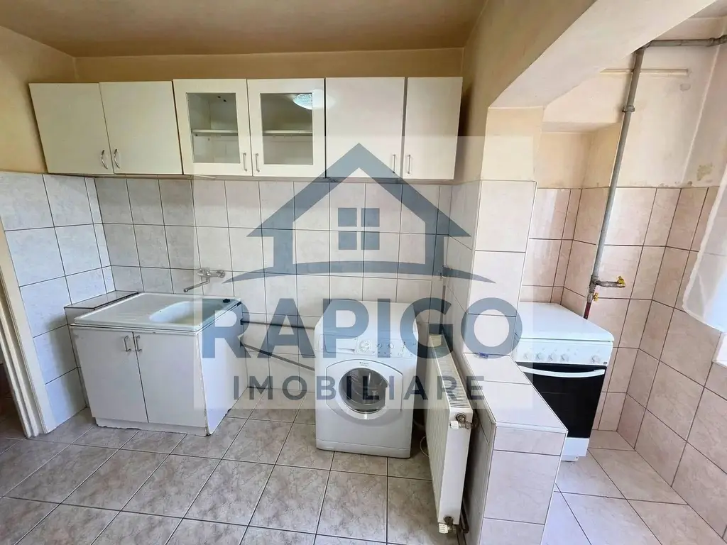 Vand apartament cu 2 camere decomandat in Calea Lipovei