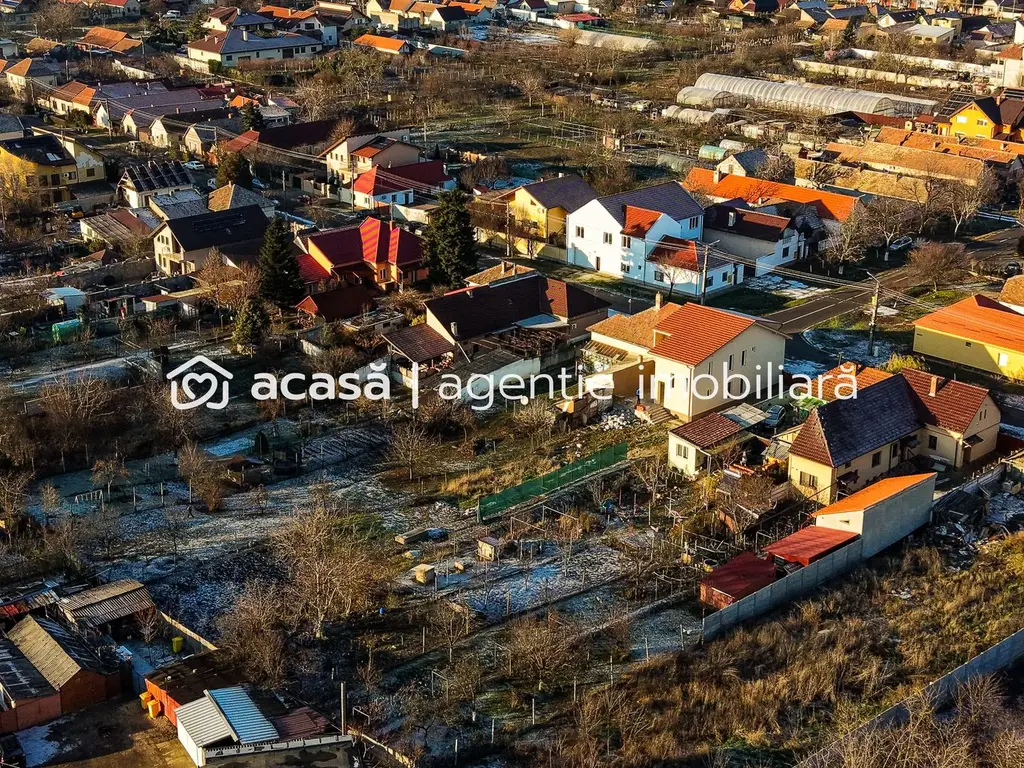 Casă nouă cu etaj semifinalizată, zonă liniștită în Aradul Nou