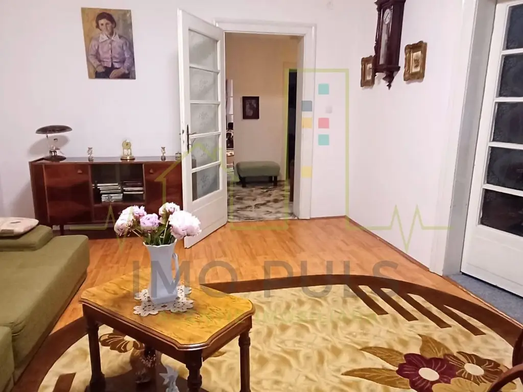 Casa individuala. Mijloace de transport. Toate utilitatile. Renovata recent.