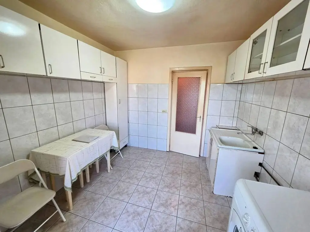 Vand apartament cu 2 camere decomandat in Calea Lipovei