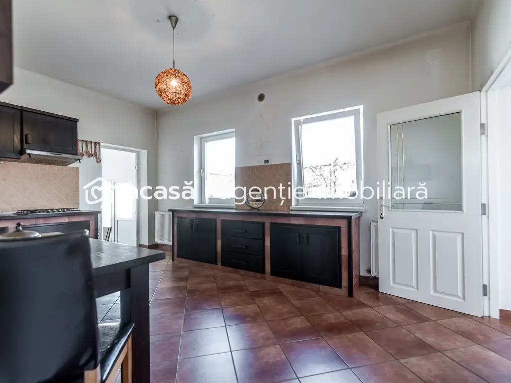 Casa ideală pentru familie: școală la 3 min. Zonă foarte liniștită.