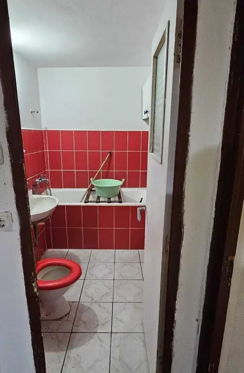 BRASADAS vinde ap 2 cam Carpati2 etaj 4/4.
