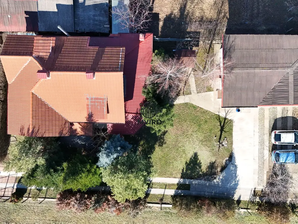 Casa de vanzare in Targoviste - 5 camere, 2 garaje, teren generos