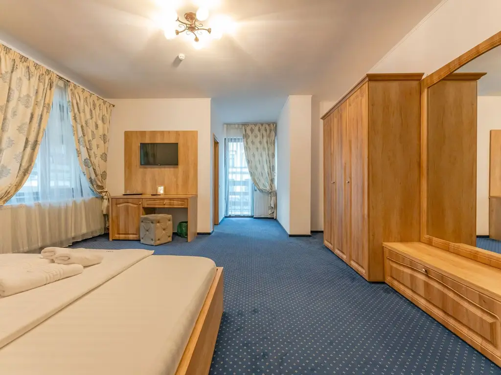 Pensiune Râșnov, 13 camere plus locuință proprietar, zonă Cetate