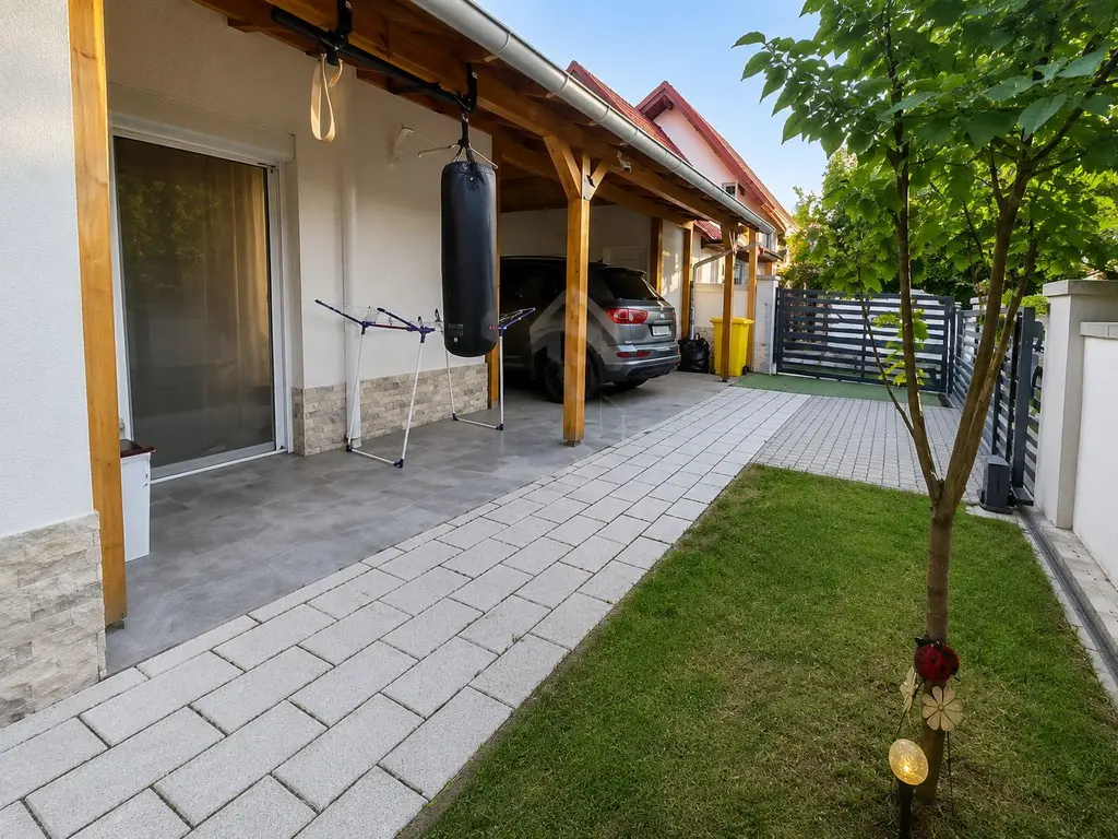 Duplex Spațios cu 3 Dormitoare și Curte Amenajată