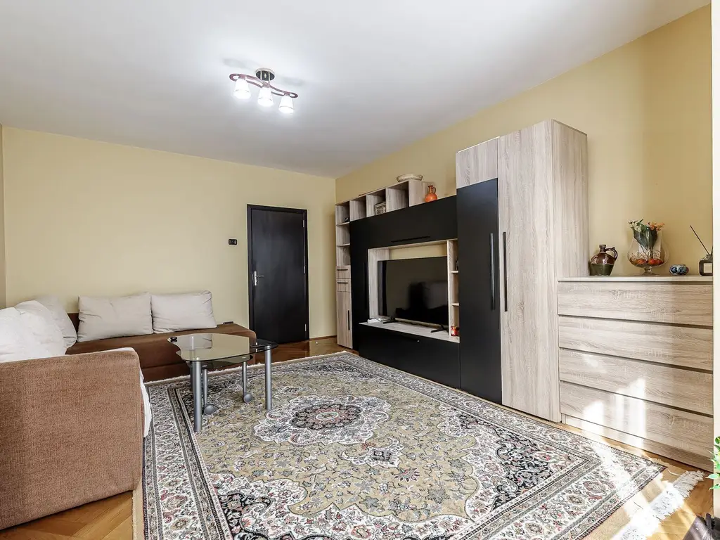 VANDUT! Apartament spațios, 2 camere decomandat, Podgoria Arad