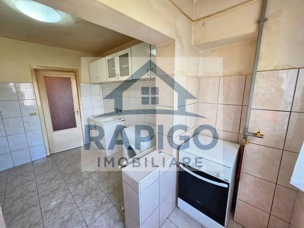 Vand apartament cu 2 camere decomandat in Calea Lipovei