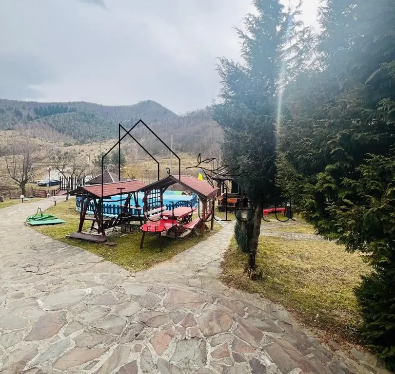 Pensiune de vânzare | 400 MPU | 10 Camere | Rasinari - Curmatura
