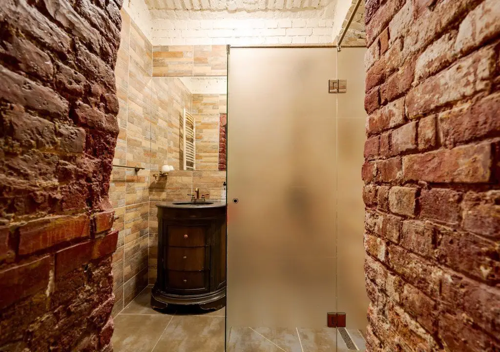 Ag BRASADAS vinde villa cu 20 camere Pta ROMANA.