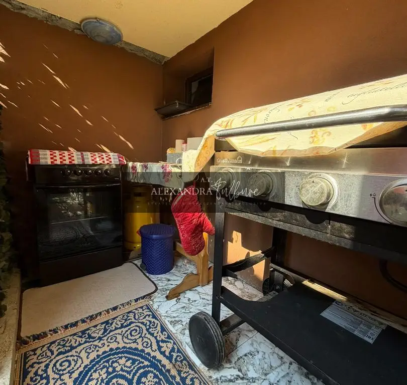 Apartament 3 camere, curte, boxa, parcare, Sub Cetate