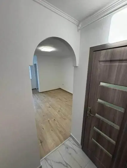 BRASADAS vinde garsoniera pe Ostrovului la etajul 4/4.