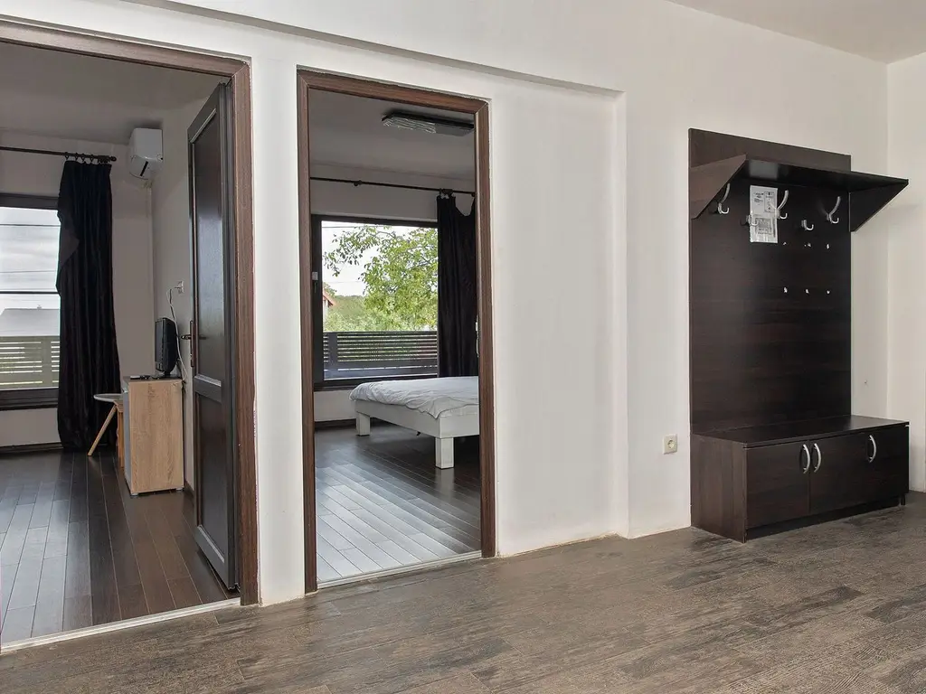 Vilă 5 dormitoare, 4 băi, 2 248mp teren, piscină. Preț: 229 000 E.