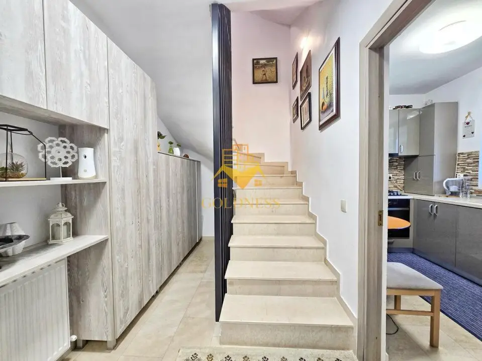 Casă modernă de vânzare, curte, 6 camere, parcare, Zona Vivo, Florești