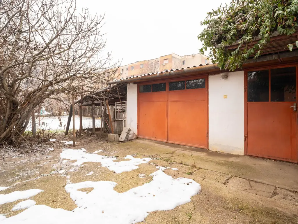 PRET NOU! Apartament la casă, ultracentral– curte proprie și garaj