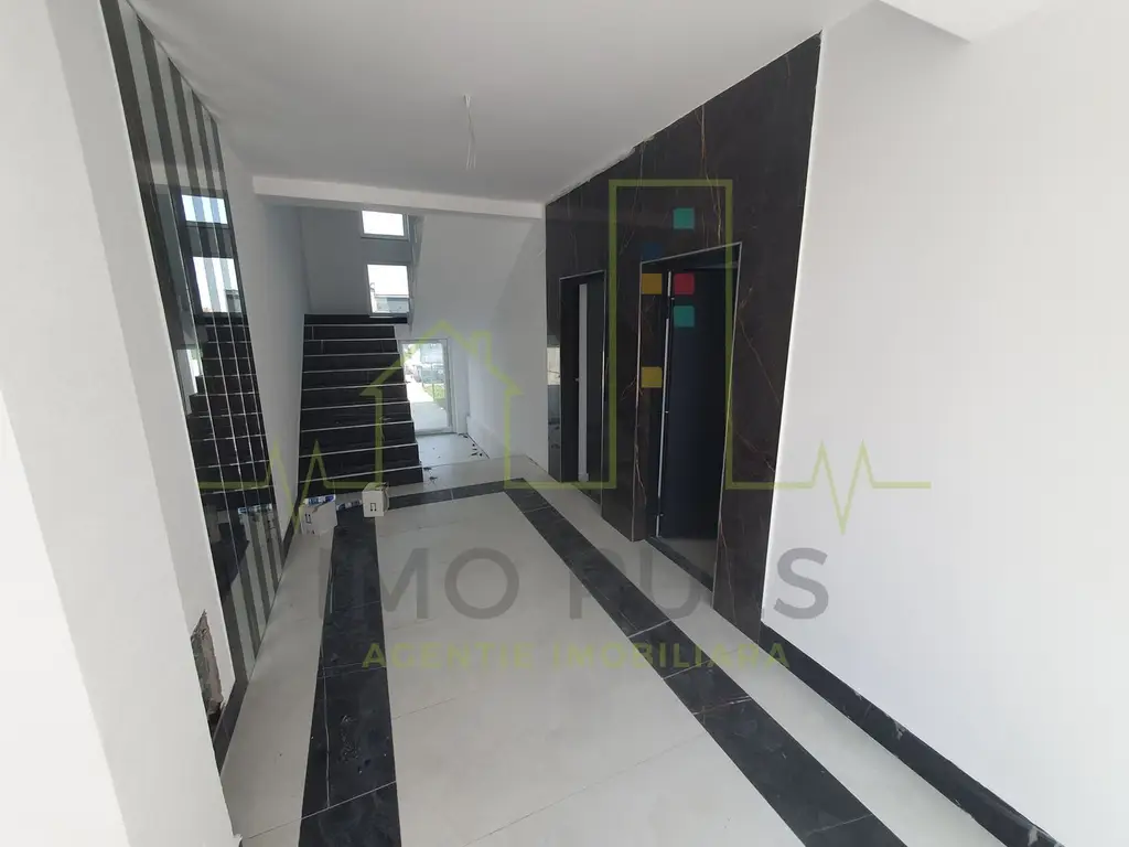 Etaj 1 si Etaj 2. Decomandat. Finisat modern. Clima. Loc de parcare