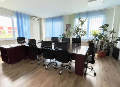Cladire birouri - spațiu comercial cu parcări în incintă privată