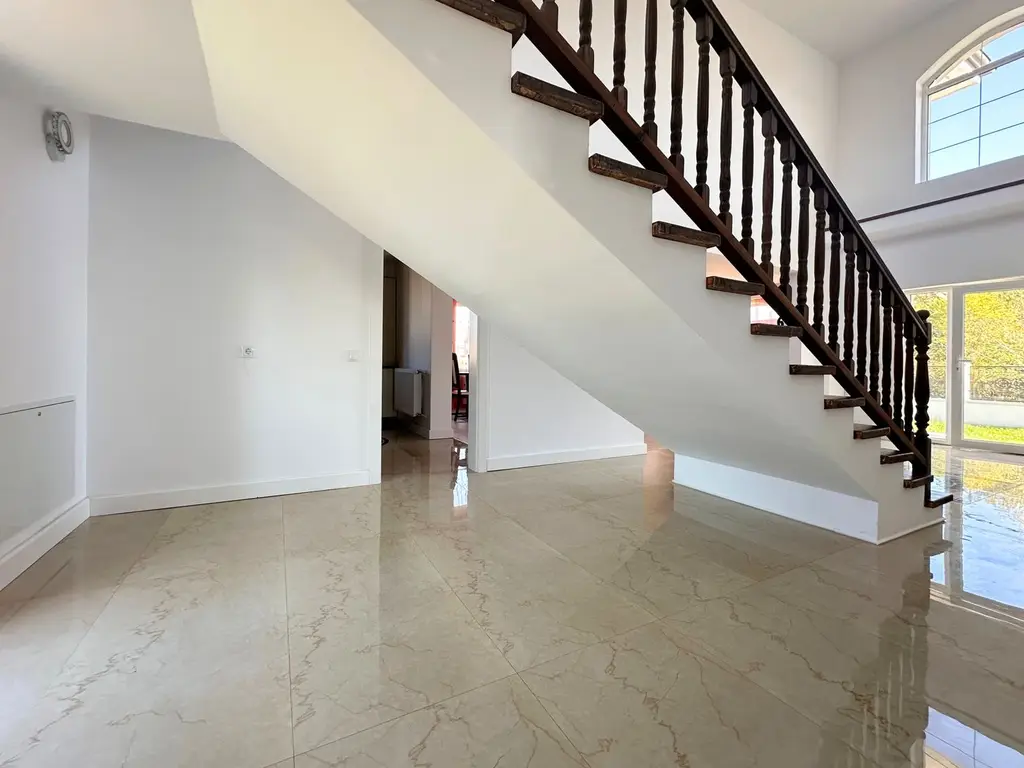 Vânzare casă 5 camere nouă elegantă și spațioasă în Hărman