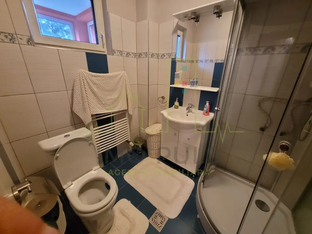 Casa individuala. Mobilata si utilata. Dispune de toate utilitatile.