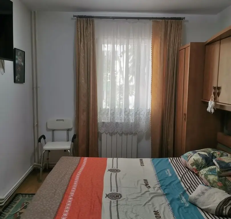 Proprietar , vand apartament , 4 camere cu centrala termica , boxa si loc parcare adp