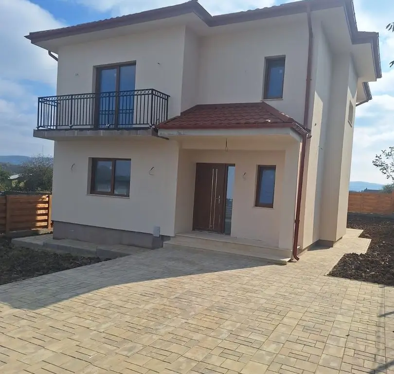 Casa P+E ,140 mp utili,451 mp teren, Hlincea,MUTARE  IMEDIATA.